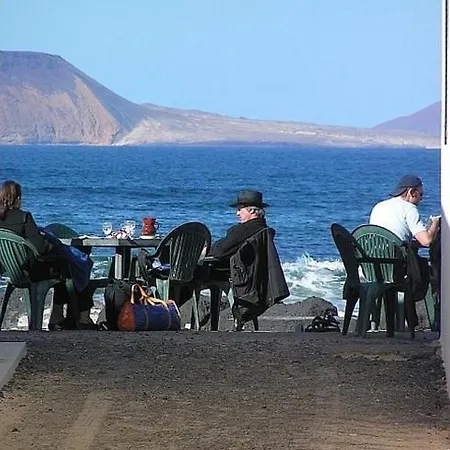 Feriehus Beautiful Small Bungalow, Amazing Views And Garden *