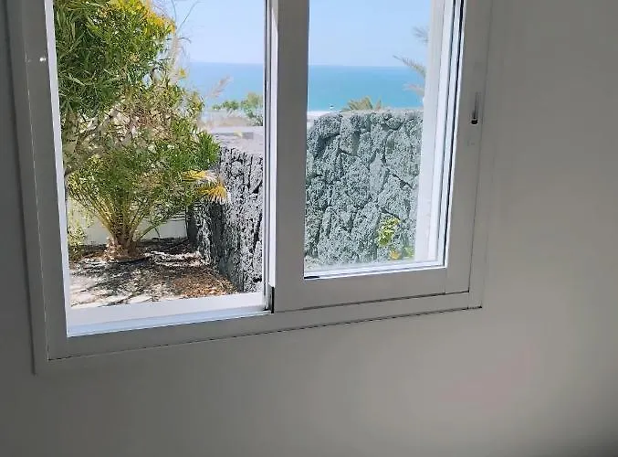 Beautiful Small Bungalow, Amazing Views And Garden Nyaraló *