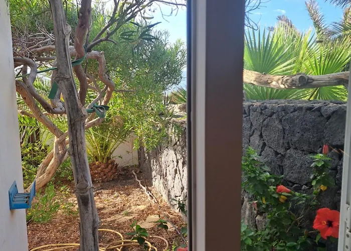 Beautiful Small Bungalow, Amazing Views And Garden Nyaraló Famara