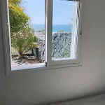 Beautiful Small Bungalow, Amazing Views And Garden Nyaraló *