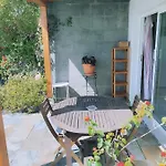 Beautiful Small Bungalow, Amazing Views And Garden Nyaraló *