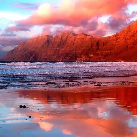 Beautiful Small Bungalow, Amazing Views And Garden Famara