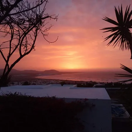 Vakantiehuis Beautiful Small Bungalow, Amazing Views And Garden