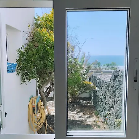 Beautiful Small Bungalow, Amazing Views And Garden בית נופש