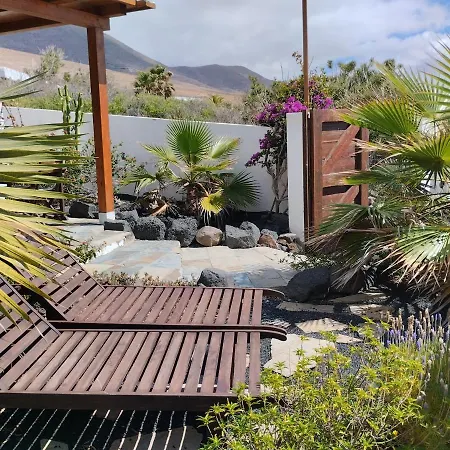 בית נופש Beautiful Small Bungalow, Amazing Views And Garden *