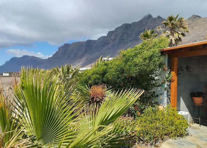 Beautiful Small Bungalow, Amazing Views And Garden Famara