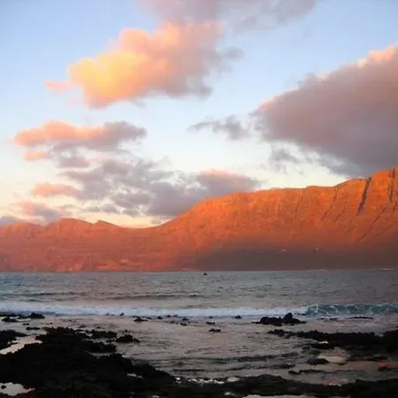 Semesterbostad Beautiful Small Bungalow, Amazing Views And Garden *